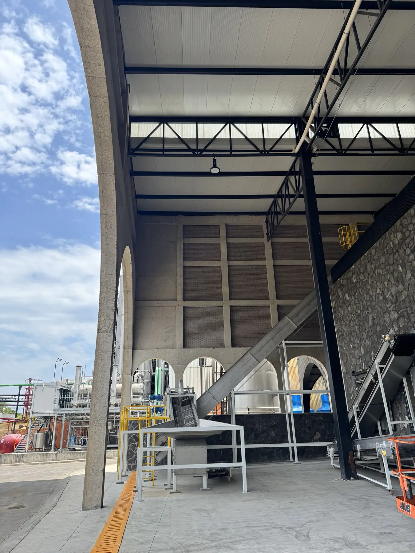 Conveyor feeding the roller mills